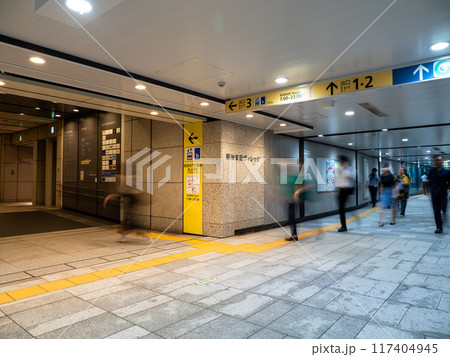 東京都市風景　都心の地下連絡通路 117404945