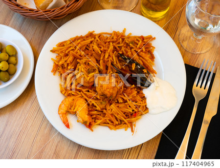 Traditional spanish seafood fideua with mussels, shrimps and chicken 117404965
