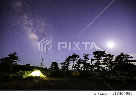 《愛媛県 瓶ヶ森》 瓶ヶ森テント場からの星空とテント 117404986