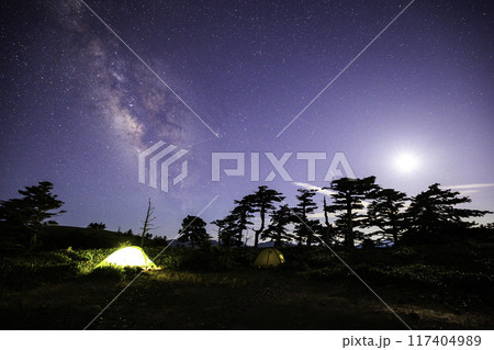 《愛媛県 瓶ヶ森》 瓶ヶ森テント場からの星空とテント 《愛媛県 瓶ヶ森》 瓶ヶ森テント場からの星空とテント 117404989