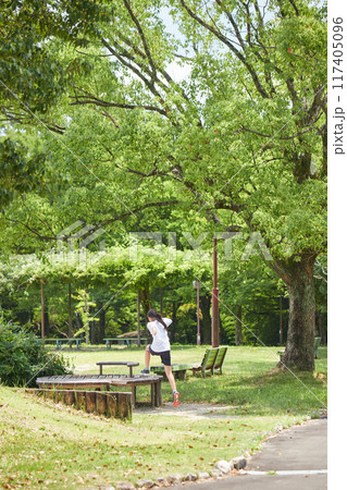夏休みの公園で楽しく遊んでいる小学生の女の子の様子 117405096