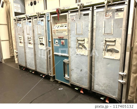 機内のサービスカート 機内のサービスカート 117405132