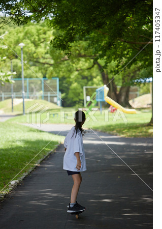 夏休みの公園で楽しくリップスティックで遊んでいる小学生の女の子の様子 夏休みの公園で楽しくリップスティックで遊んでいる小学生の女の子の様子 117405347