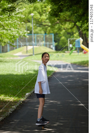 夏休みの公園で楽しくリップスティックで遊んでいる小学生の女の子の様子 夏休みの公園で楽しくリップスティックで遊んでいる小学生の女の子の様子 117405348