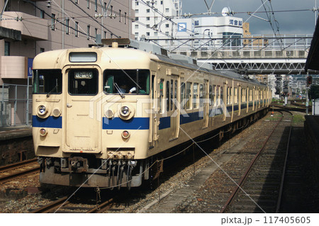 広島駅を発車する山陽本線115系電車（下関車：G編成） 117405605