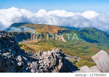秋の鳥海山登山：山頂（新山）からの眺め 117405683