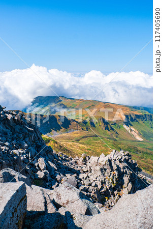 秋の鳥海山登山：山頂（新山）からの眺め 117405690