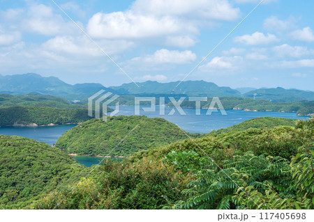 夏の万関展望台からの浅茅湾の眺め 117405698