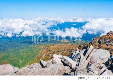 秋の鳥海山登山：山頂（新山）からの眺め 117405741
