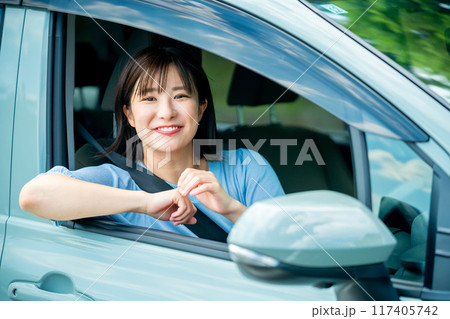 車を運転中の女性　ドライブに行く女性 117405742