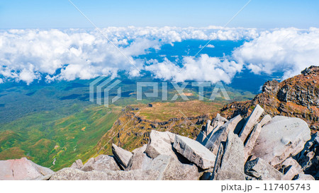 秋の鳥海山登山:山頂(新山)からの眺め 秋の鳥海山登山:山頂(新山)からの眺め 117405743