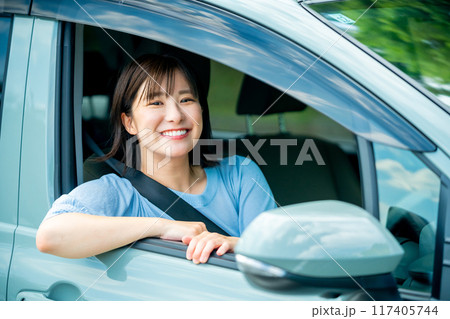 車を運転中の女性　ドライブに行く女性 117405744
