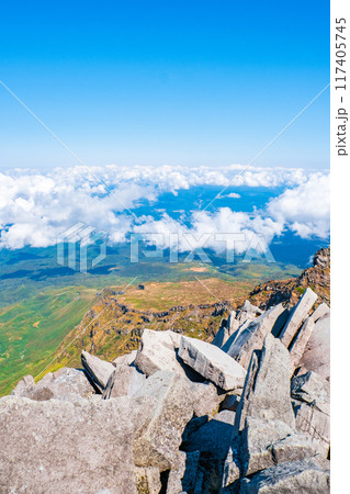 秋の鳥海山登山:山頂(新山)からの眺め 秋の鳥海山登山:山頂(新山)からの眺め 117405745