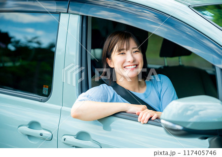 車を運転中の女性 ドライブに行く女性 車を運転中の女性 ドライブに行く女性 117405746