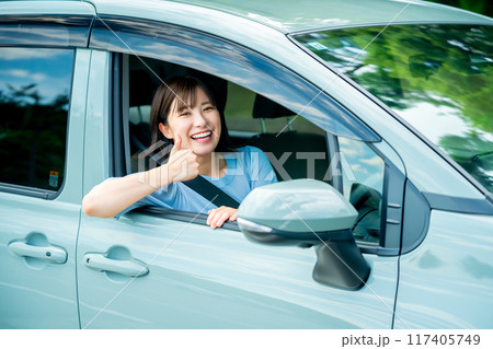 車を運転中の女性 ドライブに行く女性 車を運転中の女性 ドライブに行く女性 117405749
