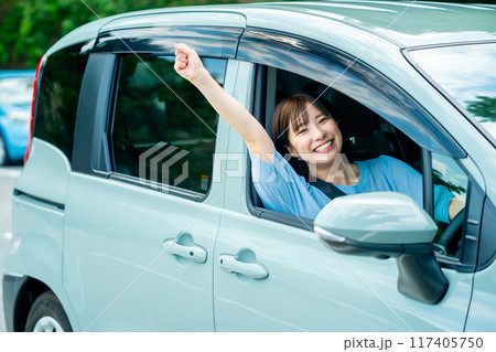 車を運転中の女性 ドライブに行く女性 車を運転中の女性 ドライブに行く女性 117405750