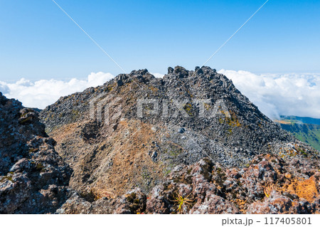秋の鳥海山登山:七高山から新山の眺め 秋の鳥海山登山:七高山から新山の眺め 117405801