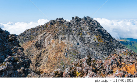 秋の鳥海山登山:七高山から新山の眺め 秋の鳥海山登山:七高山から新山の眺め 117405802