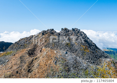 秋の鳥海山登山:七高山から新山の眺め 秋の鳥海山登山:七高山から新山の眺め 117405804