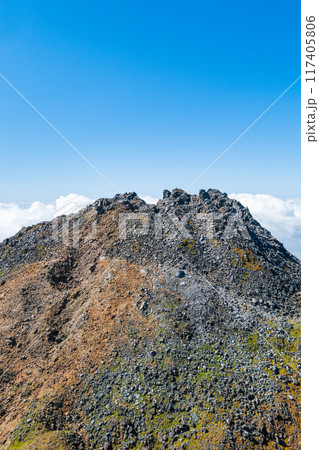秋の鳥海山登山：七高山から新山の眺め 117405806