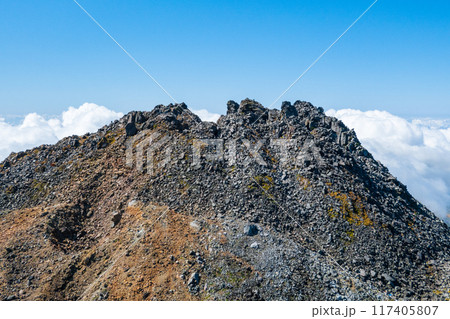 秋の鳥海山登山：七高山から新山の眺め 117405807