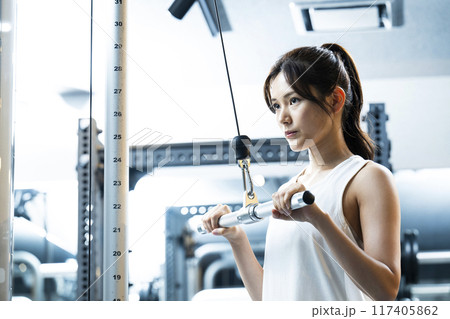 スポーツジムでトレーニングする若い女性 117405862