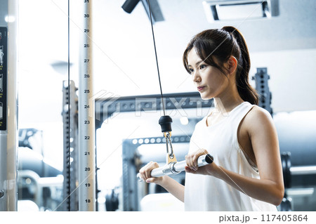 スポーツジムでトレーニングする若い女性 117405864
