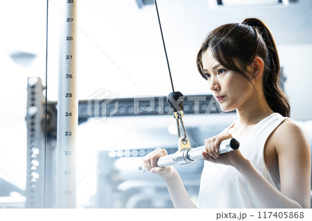 スポーツジムでトレーニングする若い女性 117405868