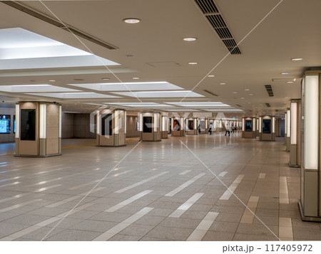 東京都市風景　都心の地下連絡通路 117405972