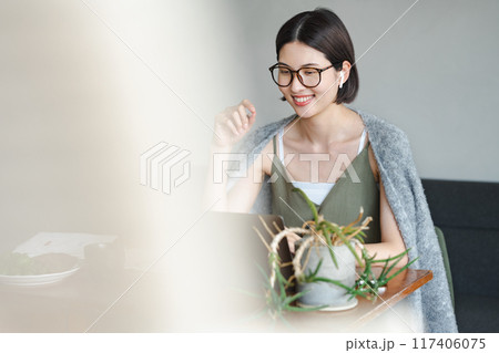 家でテレワークをする女性 家でテレワークをする女性 117406075