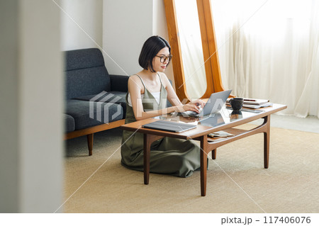 自宅でテレワークをする女性 117406076