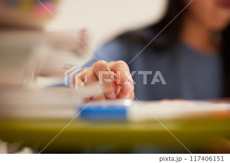夏休みの小学生の女の子が楽しく宿題をする様子 117406151