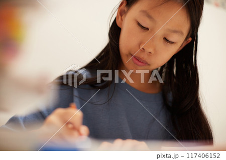 夏休みの小学生の女の子が楽しく宿題をする様子 117406152