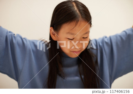 夏休みの小学生の女の子が楽しく宿題をする様子 夏休みの小学生の女の子が楽しく宿題をする様子 117406156