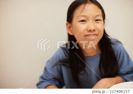 夏休みの小学生の女の子が楽しく宿題をする様子 117406157