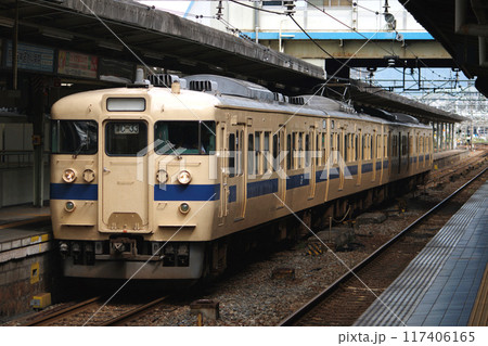 広島駅に停車中の山陽本線115系電車（下関車：C編成） 117406165