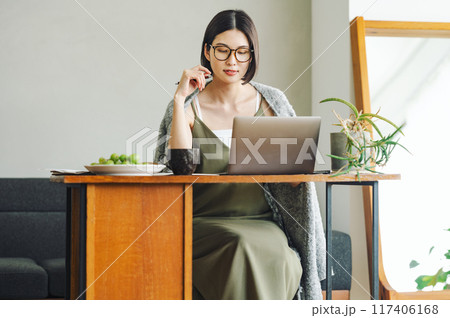 自宅でテレワークをする女性 117406168