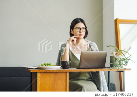 自宅でテレワークをする女性 自宅でテレワークをする女性 117406217