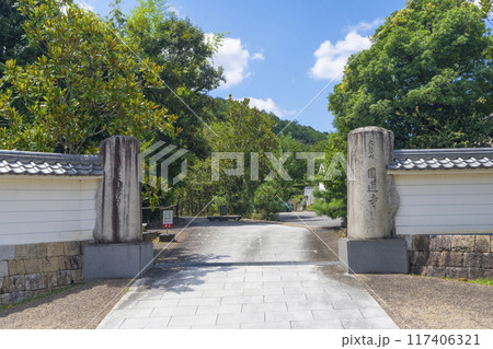 夏の京都洛北 圓通寺 表門 出入口 夏の京都洛北 圓通寺 表門 出入口 117406321