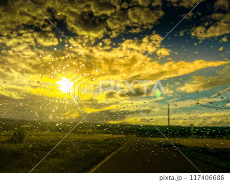 秋の夕暮れと通り雨～秋は夕暮れ～ 117406686