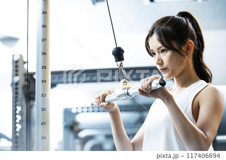 スポーツジムでトレーニングする若い女性 117406694