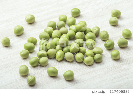エンドウ豆　新鮮なえんどう豆の実　青エンドウ豆の実　健康野菜 117406885