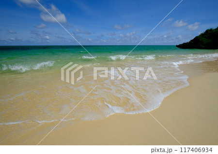 石垣島平久保の白波と砂浜 石垣島平久保の白波と砂浜 117406934