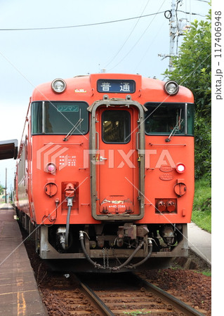 戸坂駅に停車中の芸備線キハ40（普通ワンマン：広島⇔三次） 117406948