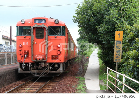 戸坂駅に停車中の芸備線キハ40（普通ワンマン：広島⇔三次） 117406950