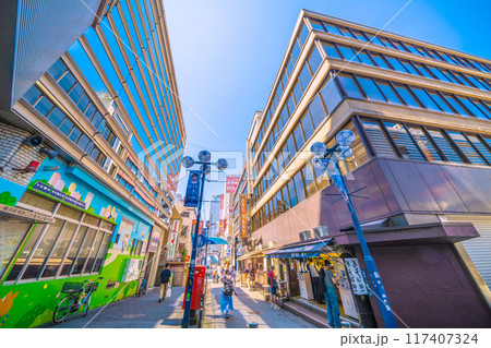 日本の横浜都市景観 8月。横浜駅前の西口五番街などを望む 117407324