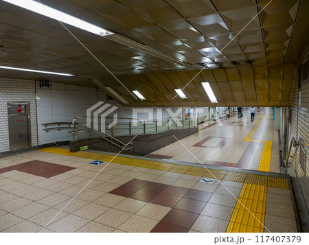 東京都市風景 階段とスロープに分かれた都心の地下連絡通路 東京都市風景 階段とスロープに分かれた都心の地下連絡通路 117407379