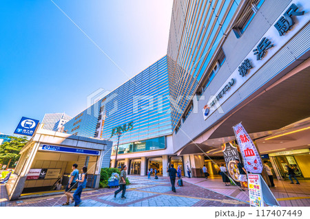日本の横浜都市景観 8月。相鉄横浜駅や横浜市営地下鉄ブルーライン横浜駅出入口などを望む。猛暑で… 日本の横浜都市景観 8月。相鉄横浜駅や横浜市営地下鉄ブルーライン横浜駅出入口などを望む。猛暑で… 117407449