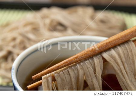 蕎麦 箸あげ 箸で持ち上げる 蕎麦 箸あげ 箸で持ち上げる 117407475
