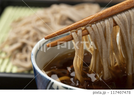 蕎麦　箸あげ　箸で持ち上げる 117407478